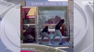 VIDEO: 5 suspects target Beverly Hills jewelry store in brazen 'smash and grab' robbery - fox29.com - Los Angeles - state California - county Hill - city Beverly Hills