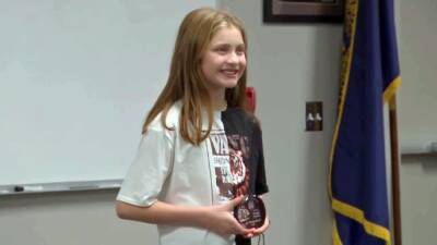 11-year-old gets award for saving 'grateful' mom’s life - fox29.com - state Oregon - county Banks
