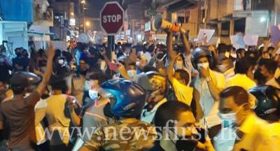 Massive protests erupt as people converge near President’s House in Sri Lanka - newsfirst.lk - Sri Lanka