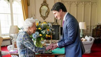 Justin Trudeau - Boris Johnson - Windsor Castle - Elizabeth Ii II (Ii) - Ii Queenelizabeth - Queen Elizabeth Makes First In-Person Appearance Since Recovering From COVID-19 - etonline.com - county Windsor - Ukraine