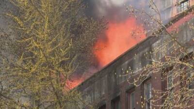 Grace Ke - Survivors escape a fast-moving fire in Gastown, with some residents still missing - globalnews.ca - city Gastown