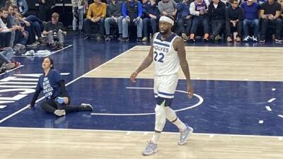 Patrick Beverley - Animal activist glues self to Timberwolves court during play-in game - fox29.com - state Minnesota - state Iowa - city Minneapolis
