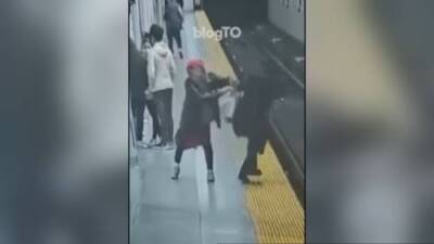 Video shows moment woman was pushed onto tracks at Bloor-Yonge station in Toronto - globalnews.ca