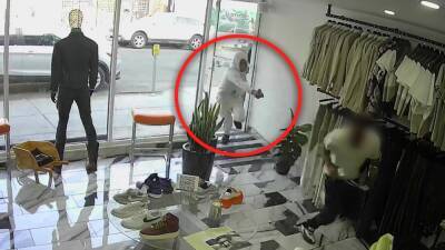 Suspects open fire outside Melrose clothing store in broad daylight in brazen robbery attempt - fox29.com - Los Angeles - city Los Angeles - county Ray