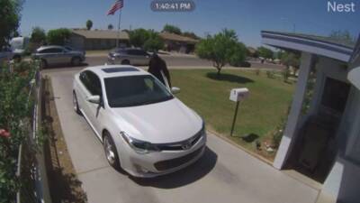 Video: Suspect follows 84-year-old woman home from bank, then police say he robs her - fox29.com - state Arizona - county Mesa