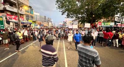 (PICTURES) Massive protest in Wijerama; Students & local defy curfew order - newsfirst.lk - Sri Lanka