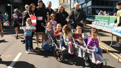 Father breaks record running half marathon pushing quintuplets - fox29.com - state California - Chad - county Oakland