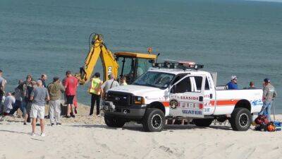 Toms River - 2 juveniles trapped in sand on New Jersey beach, police say - fox29.com - state New Jersey