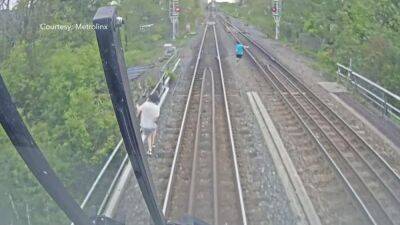 Group of teens trespassing on railroad narrowly dodge oncoming train - fox29.com - Los Angeles - Canada