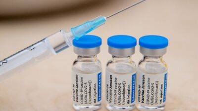 J&J COVID-19 vaccine distribution restricted due to blood clot risk, FDA says - fox29.com - Usa - Washington
