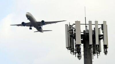 Patrick T.Fallon - Verizon, AT&T agree to delay some 5G service over airline concerns - fox29.com - Los Angeles