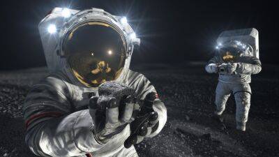 NASA picks who'll make new spacesuits for the next moonwalkers - fox29.com - Usa