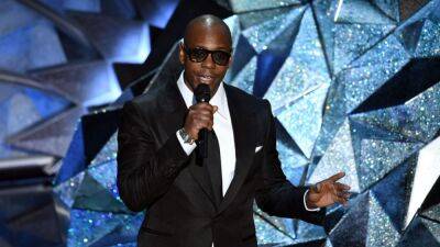 Dave Chappelle - Kevin Winter - Dave Chappelle donating proceeds from Buffalo show to families of mass shooting victims - fox29.com - state California - state New York - county Buffalo - city Hollywood, state California