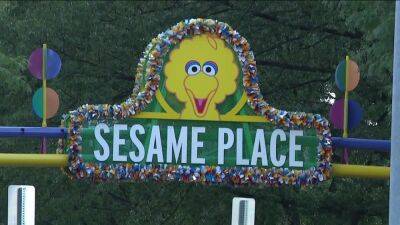 Kelly Rowland - Sesame Place facing backlash after mother posts video of daughters being ignored by theme park character - fox29.com