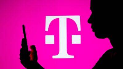 Rafael Henrique - T-Mobile settles to pay $350M to customers in data breach lawsuit - fox29.com - New York - Usa - state Washington - county Mobile