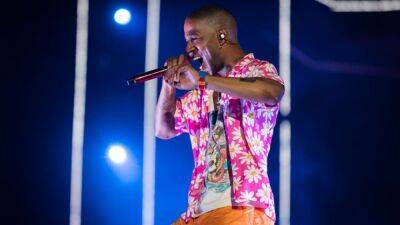 Rolling Loud fans throw water bottles at Kid Cudi during music festival performance - fox29.com