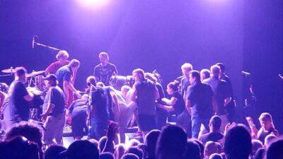 Chris Stapleton - Carlos Santana - Carlos Santana collapses on stage at Pine Knob show - fox29.com - city Detroit - city Santana