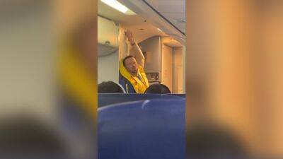 Flight attendant gives saucy performance during safety demonstration - fox29.com