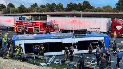 Bus overturns on NJ Turnpike - fox29.com - state New Jersey - county Middlesex - city Woodbridge