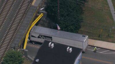 Dave Madonna - Tractor trailer strikes, gets stuck under a Delaware County Amtrak bridge - fox29.com - state Pennsylvania - state Delaware - city Newark, state Delaware - county Park