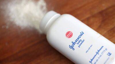 Fox Business - Johnson & Johnson to end sale of talc-based baby powder globally in 2023 - fox29.com - Usa - state California - Canada - county Johnson