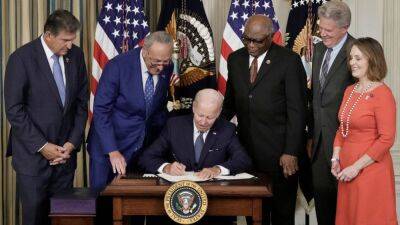 Joe Biden - James Clyburn - Charles Schumer - Joe Manchin - What's in the Inflation Reduction Act? Health care, climate change goals become law - fox29.com - Usa - Washington