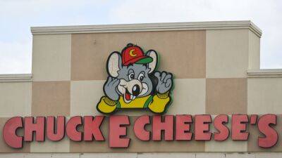 Large fight at Chuck E. Cheese leaves 2 adults charged - fox29.com - state South Carolina - city Charleston - Charleston, state South Carolina - county Charleston