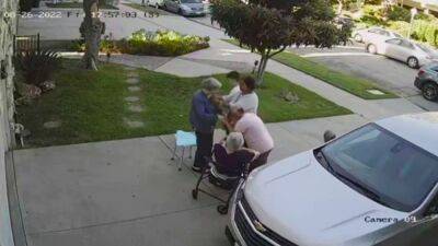 Robbery of 84-year-old woman in Glendale by 'family of thieves' caught on camera - fox29.com - city Glendale