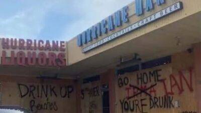 Sunshine State - Hurricane Ian - ‘Go home, Ian, you’re drunk’: Floridians use plywood to tell Hurricane Ian what they think - fox29.com - state Florida - county Bay - city Tampa, county Bay - county Clearwater - city Santa - county Manatee