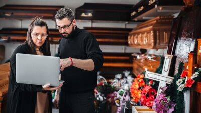 This is how much money you need for a funeral in the US - fox29.com - Usa