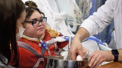 Quadriplegic teen bakes cake as last wish: ‘Her goal is to empower people’ - fox29.com - state Oklahoma - county Tulsa