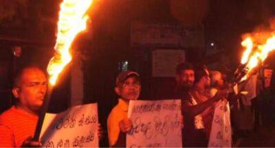 Kalutara locals use torches to protest against tariff hike - newsfirst.lk