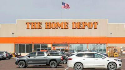 Josh Breslow - Home Depot says it will raise pay for workers in US and Canada - fox29.com - Usa - Canada - state Pennsylvania - city Atlanta - city Philadelphia