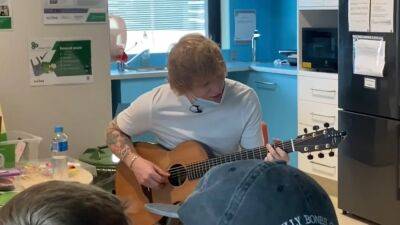 Ed Sheeran - Ed Sheeran plays for sick patients at children's hospital in Australia - fox29.com - Britain - Los Angeles - Australia