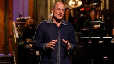 Woody Harrelson - Woody Harrelson Draws Backlash Over COVID-19 Vaccine Conspiracy Theory in 'SNL' Monologue - etonline.com - New York - Los Angeles