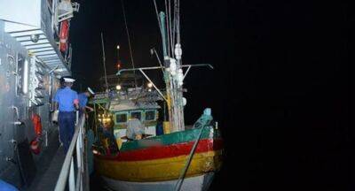 Navy seizes Indian trawlers with fishermen for illegal fishing in Sea of Sri Lanka - newsfirst.lk - India - Sri Lanka