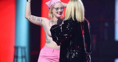 Avril Lavigne - Ford Government - Juno Awards - Nude Ontario Greenbelt protester interrupts Avril Lavigne at Juno Awards - globalnews.ca
