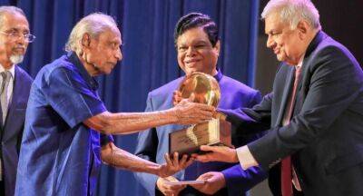 Bandula Gunawardena - Ranil Wickremesinghe - President graces Bandula’s award ceremony - newsfirst.lk