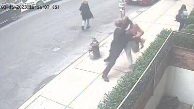 Damian Williams - Video: Good Samaritan catches armed suspect fleeing police in Manhattan - fox29.com - New York - Usa - state New York