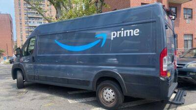 Amazon driver seen delivering package during reported armed police standoff - fox29.com - state New York - county Queens
