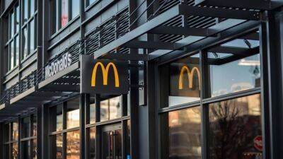 McDonald's temporarily shuts US offices, prepares layoff notices: report - fox29.com - Usa - city Chicago