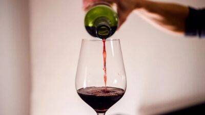 Moderate alcohol consumption has no health benefits, analysis finds - fox29.com - city Victoria