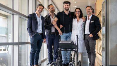 Paralyzed man regains this 'simple pleasure' thanks to AI 'digital bridge' - fox29.com - France