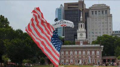 Watch: Parachuters fly onto Independence Mall to honor Flag Day in Philadelphia - fox29.com - Usa - county Day - city Philadelphia - Philadelphia, county Day