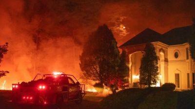Flatiron Wildfire: Crews work to protect homes as uncontained fire sparks in Burlington County - fox29.com - state New Jersey - county Burlington - city Medford