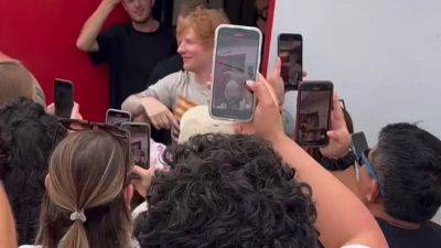 Ed Sheeran - Ed Sheeran fans delight as musician gets lesson in making cheesesteaks - fox29.com - Britain - state California