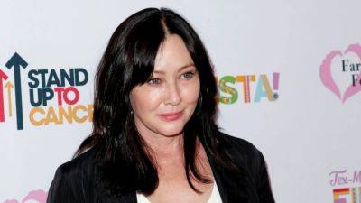 Shannen Doherty - Shannen Doherty, '90210' star, reveals cancer has spread to her brain in emotional video - fox29.com - state California - county Hill - city Beverly Hills, state California