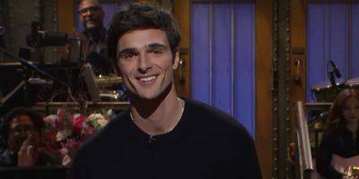 Jacob Elordi Takes Questions From 'SNL' Cast, Kicks Off 'Best' Episode With 'Saltburn' & 'Kissing Booth' References - justjared.com