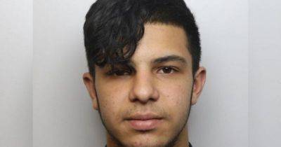 Huge manhunt after criminal uses tissue to help him escape from prison van - manchestereveningnews.co.uk - county Oldham