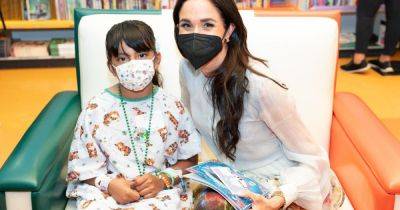 Meghan Markle - Royal Family - prince Harry - Meghan Markle shows off acting skills as she reads to children during visit to LA hospital - ok.co.uk - Usa - Los Angeles - city Los Angeles
